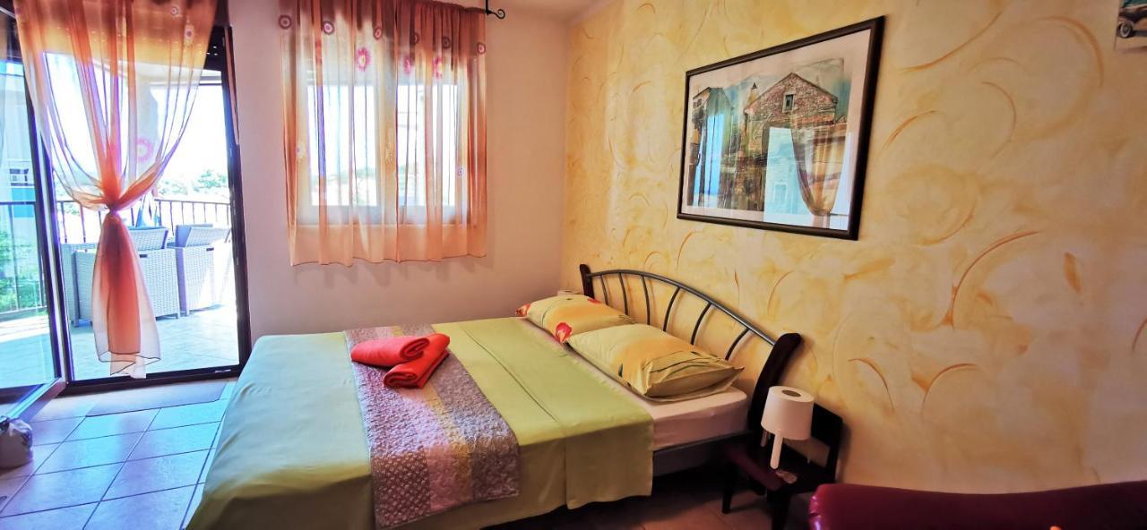 Studio Apartment Lela Ližnjan Eksteriør billede
